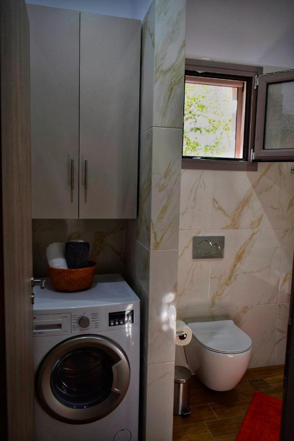 Dolphins House Apartment Lixouri Bagian luar foto